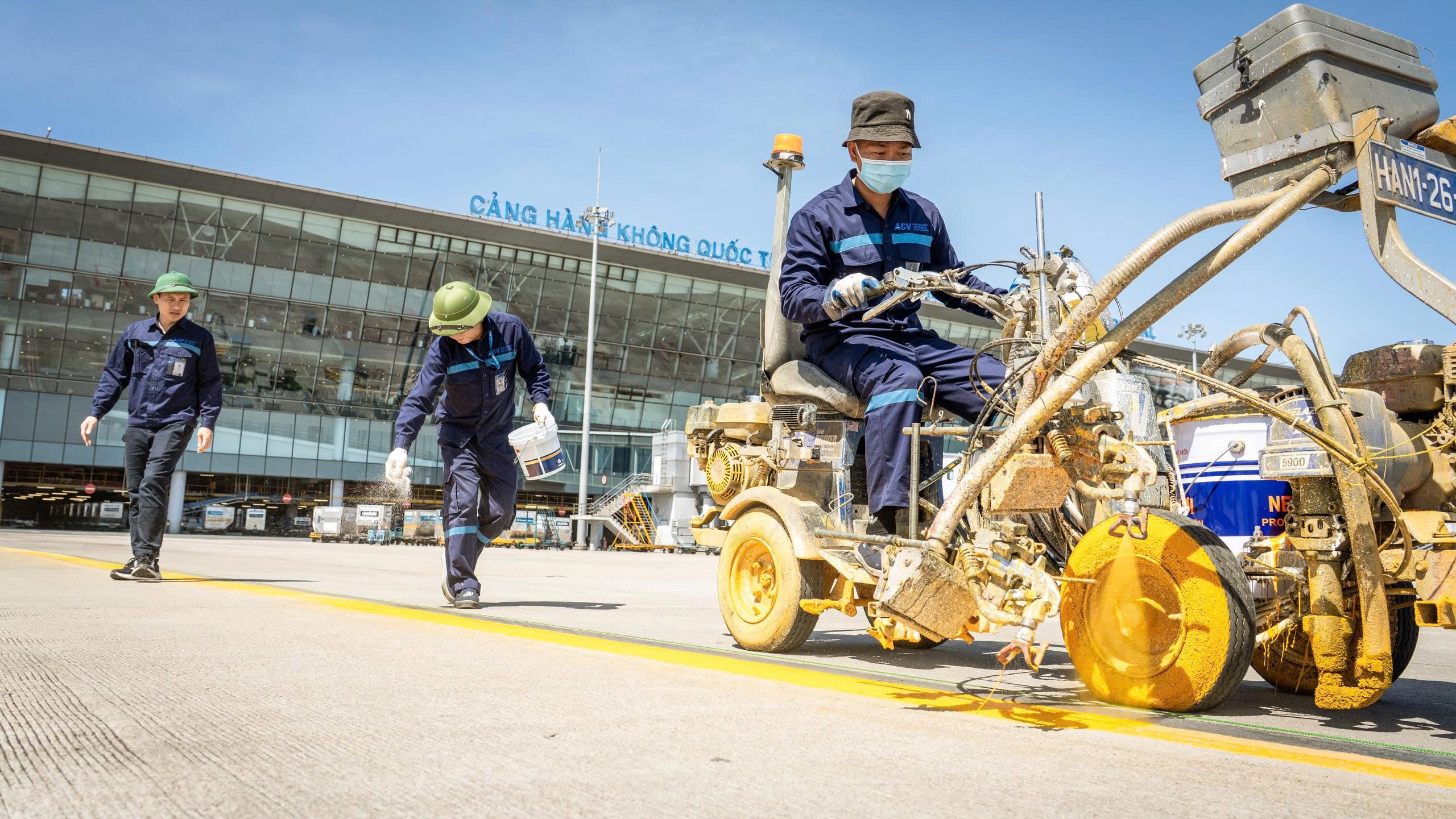Sân bay Nội Bài chạm mốc kỷ lục 71°C, như 'chiếc chảo rang khổng lồ' - Ảnh 2.