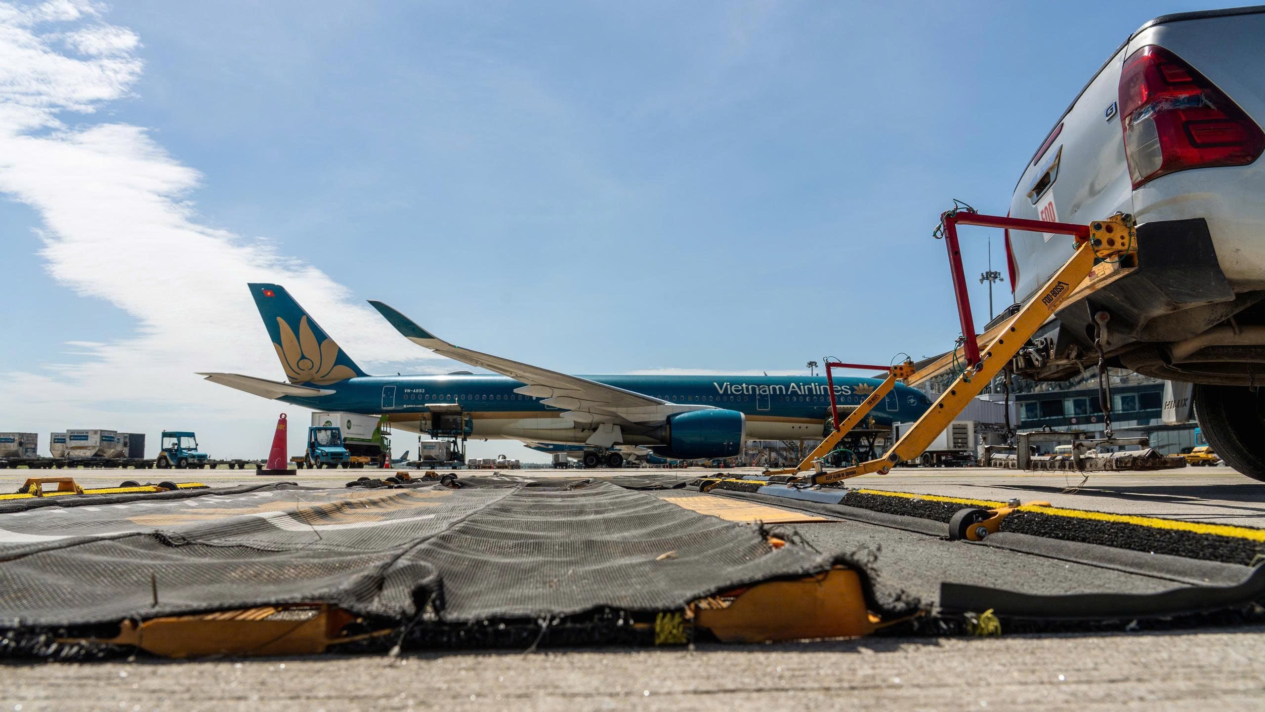 Sân bay Nội Bài chạm mốc kỷ lục 71°C, như 'chiếc chảo rang khổng lồ' - Ảnh 7.