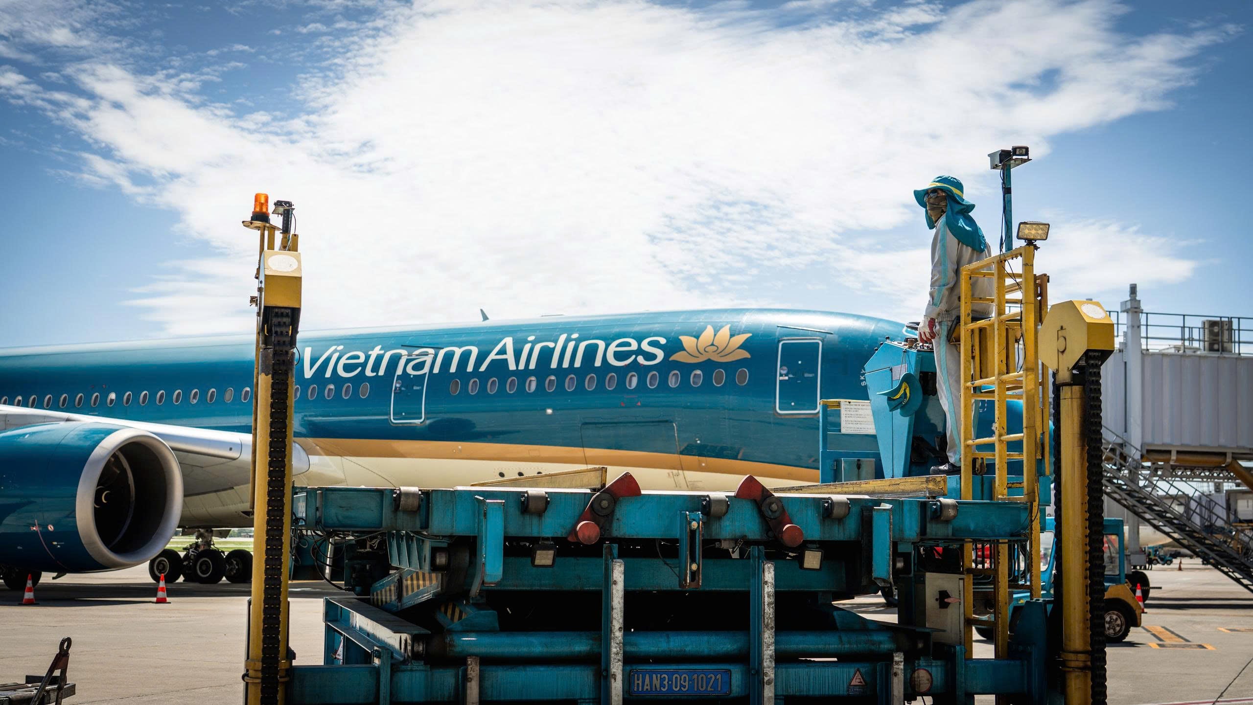 Sân bay Nội Bài chạm mốc kỷ lục 71°C, như 'chiếc chảo rang khổng lồ' - Ảnh 8.