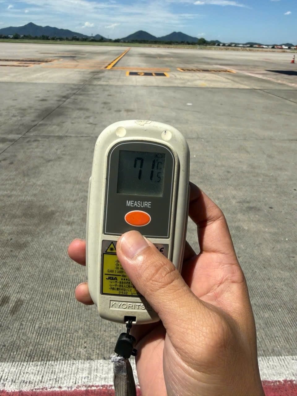 Sân bay Nội Bài chạm mốc kỷ lục 71°C, như 'chiếc chảo rang khổng lồ' - Ảnh 9.