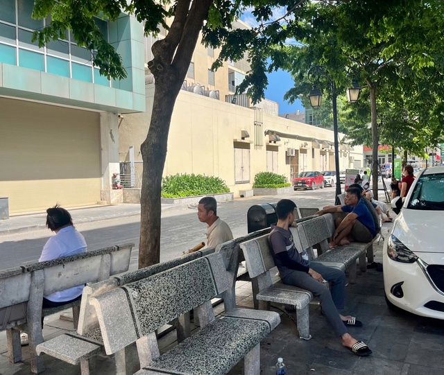Những khoảng mát giữa bệnh viện ngày nắng nóng- Ảnh 6.