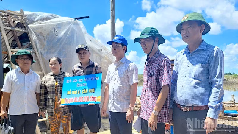Phó Bí thư Tỉnh ủy, Chủ tịch Ủy ban Mặt trận Tổ quốc Việt Nam tỉnh Cà Mau Hồ Thanh Thủy (thứ 3 từ phải qua) trao hỗ trợ cho người dân phường Láng Tròn.