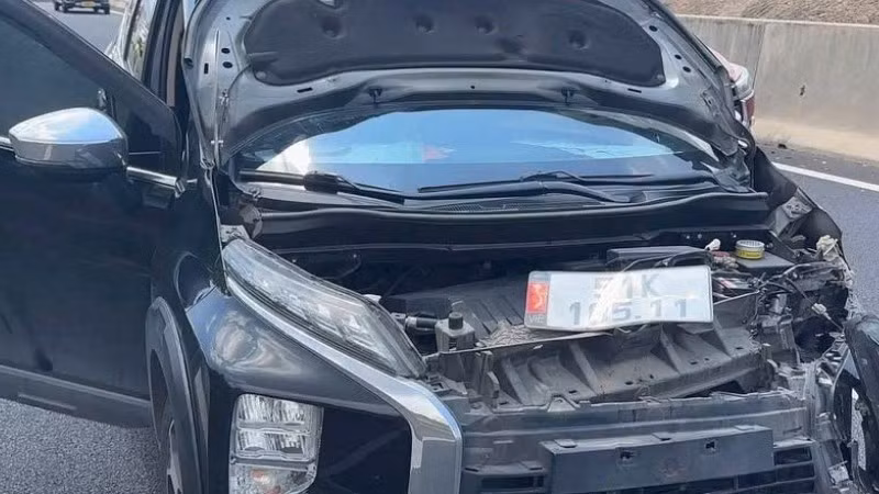 Das Auto wurde bei einem Zusammenstoß mit einer Kuh auf der Autobahn Phan Thiet-Dau Giay schwer beschädigt.