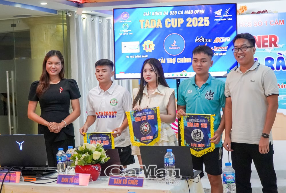 Representatives of the participating teams received commemorative flags from the organizing committee.