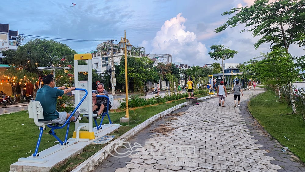 The area around the lake in Ward 5 has been equipped with sports and fitness facilities to serve the exercise needs of the local people.