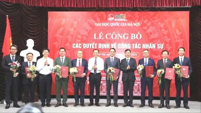 Giám đốc Đại học Quốc gia Hà Nội Bùi Thế Duy trao các quyết định bổ nhiệm, điều động và bổ nhiệm cho các nhân sự lãnh đạo, quản lý của các đơn vị thành viên. Ảnh: VNU