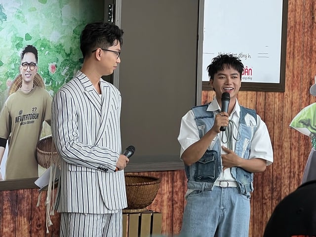 Jun Pham i Bui Cong Nam grają rolników w reality show - zdjęcie 1. Jun Phạm, Bùi Công Nam làm nông dân trong show thực tế- Ảnh 1.