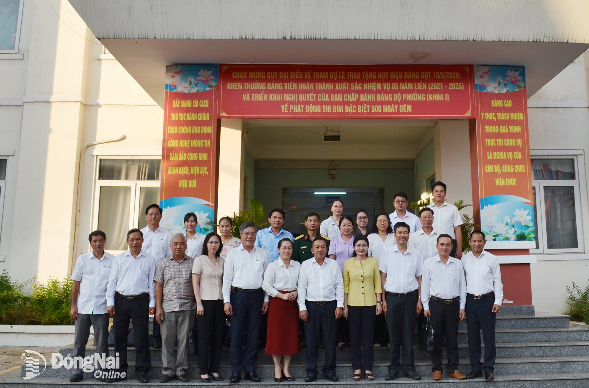 &nbsp;Ủy viên Trung ương Đảng, Phó Bí thư Thường trực Thành ủy, Chủ tịch HĐND thành phố Đồng Nai Tôn Ngọc Hạnh và lãnh đạo UBND thành phố, các cơ quan, đơn vị của thành phố chụp hình lưu niệm với Đảng ủy phường Biên Hòa. Ảnh: Phương Hằng
