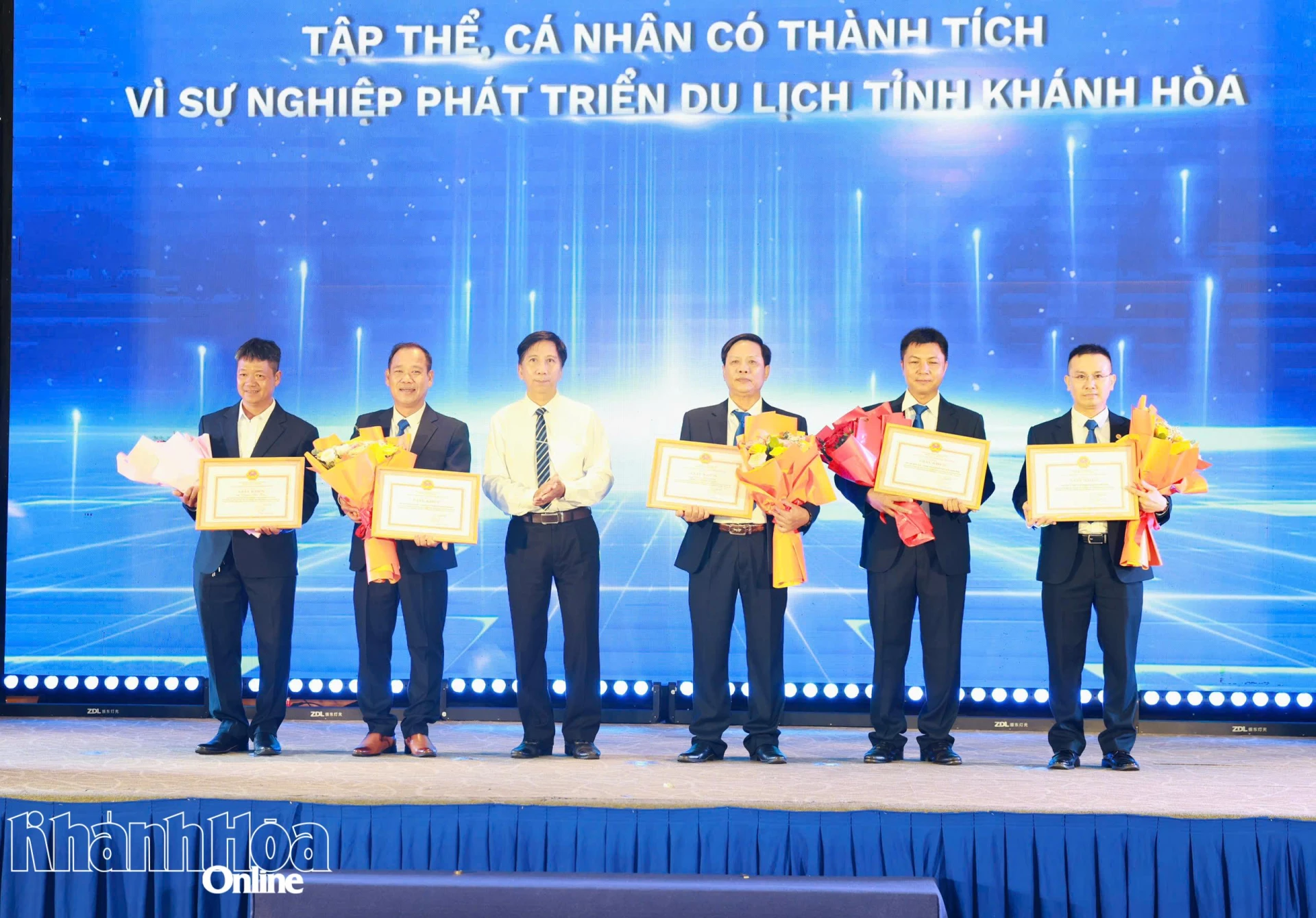 Ông Cung Quỳnh Anh - Phó Giám đốc Sở Văn hóa, Thể thao và Du lịch trao tặng Giấy khen cho các tập thể, cá nhân của Công ty Cổ phần Du lịch Long Phú