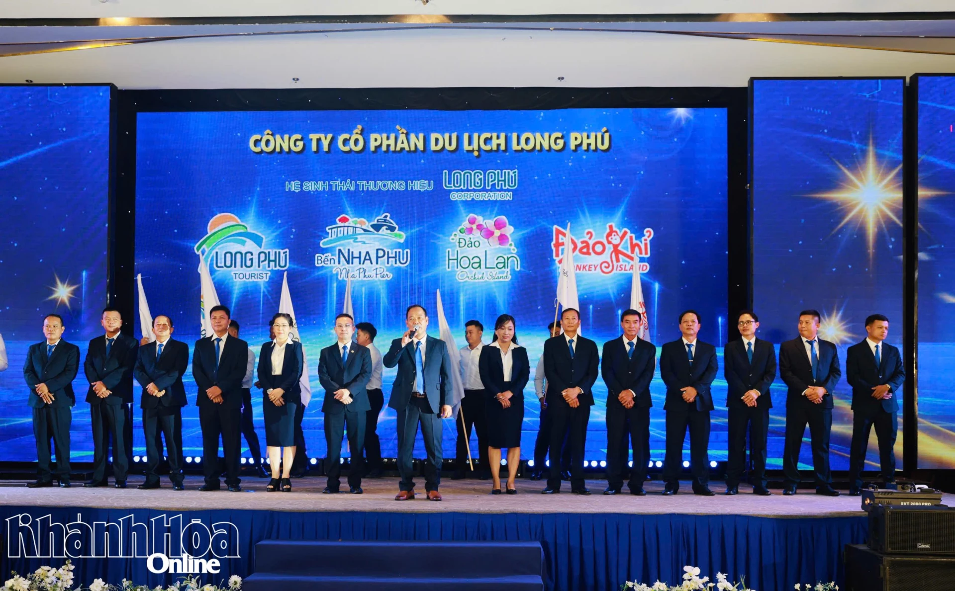 Tập thể lãnh đạo Công ty Cổ phần Du lịch Long Phú bày tỏ quyết tâm đưa công ty phát triển vững bền