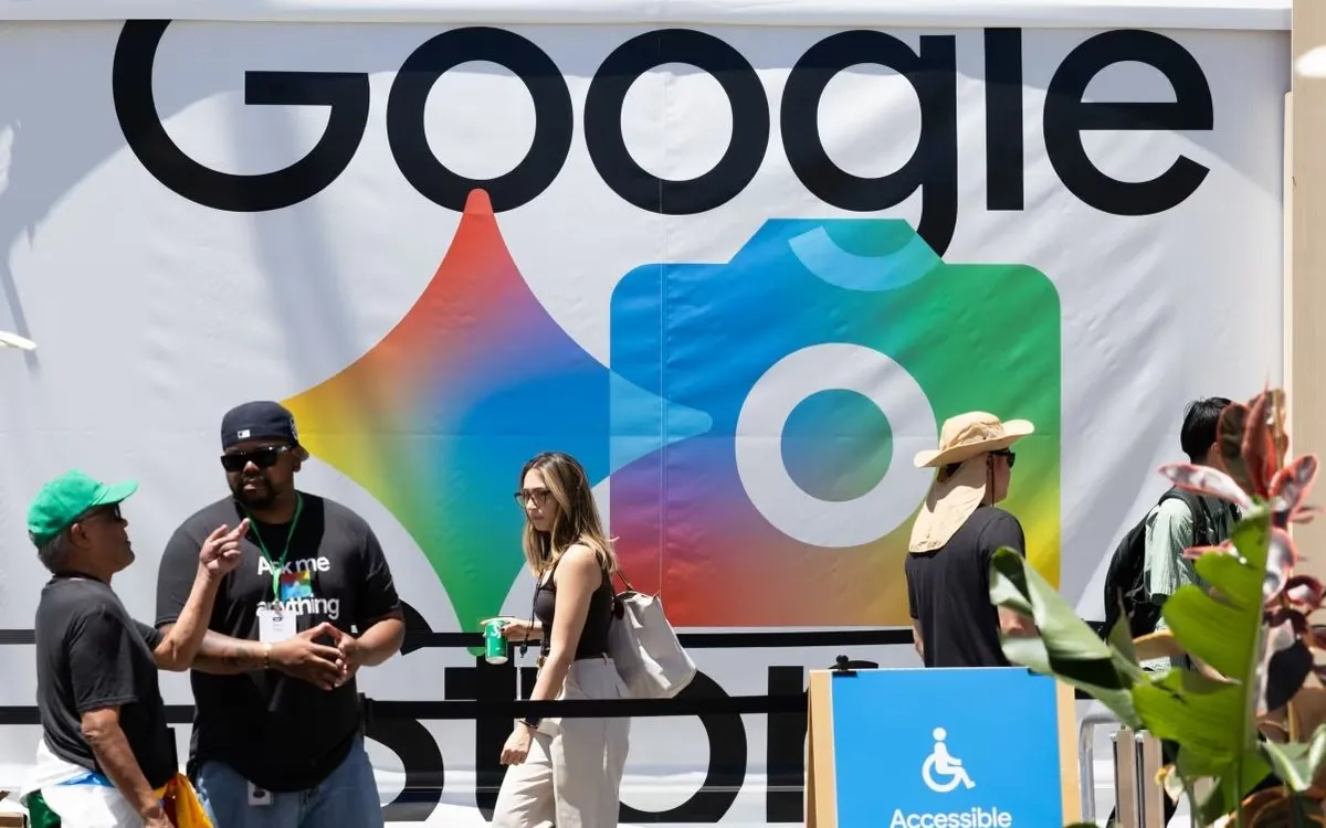 Účastníci procházejí kolem cedule Google na konferenci Google I/O v Mountain View v Kalifornii v USA 19. května 2026. (Foto: Getty Images) Khách tham dự đi qua biển hiệu Google tại hội nghị Google I/O ở Mountain View, California, Mỹ, ngày 19/5/2026. (Ảnh: Getty Images)