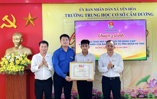 Vinh danh học sinh dũng cảm cứu người khỏi đuối nước - Ảnh 1.