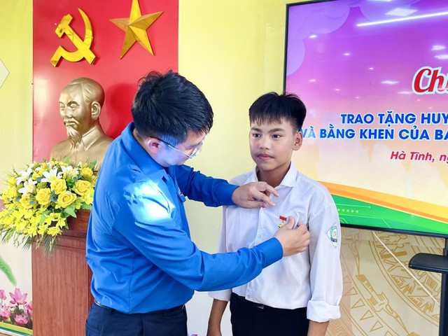 Vinh danh học sinh dũng cảm cứu người khỏi đuối nước - Ảnh 2.