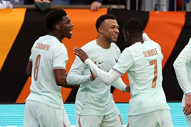 Mbappe áp sát kỷ lục ghi bàn của Giroud ở đội tuyển Pháp Mbappe áp sát kỷ lục ghi bàn của Giroud ở đội tuyển Pháp