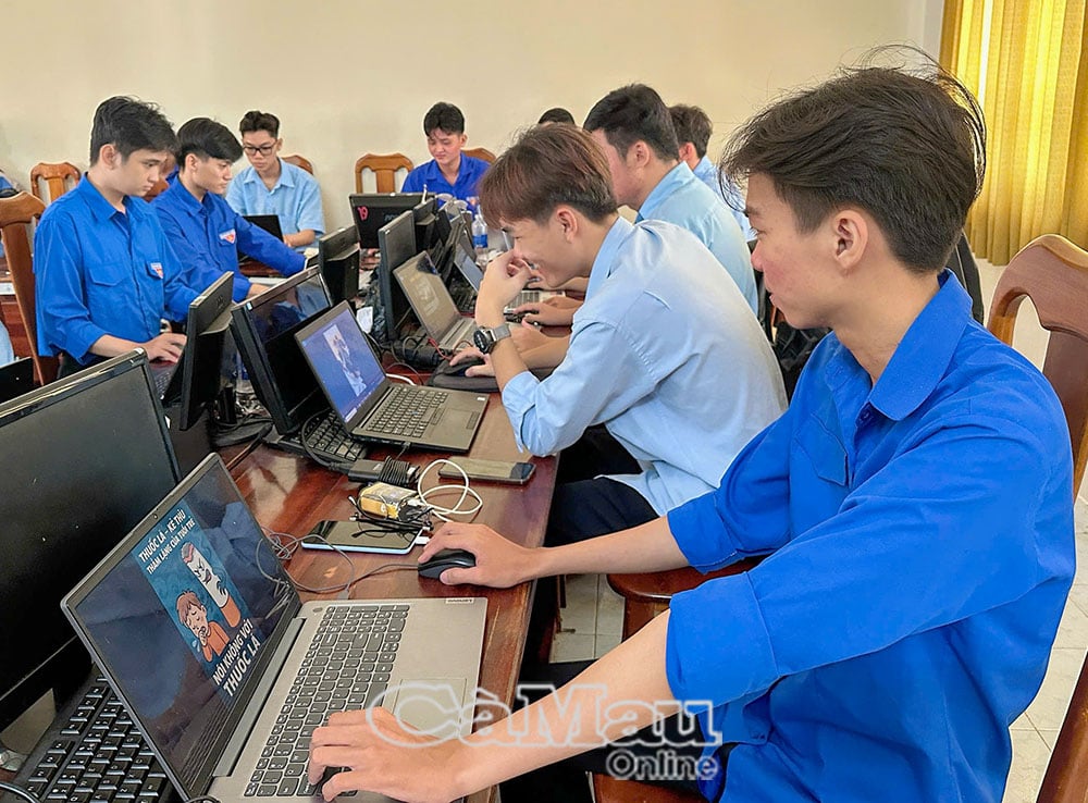 ນັກຮຽນໄດ້ຄິດຄົ້ນ ແລະ ສ້າງຮູບພາບຕ່າງໆດ້ວຍຕົນເອງໂດຍໃຊ້ປັນຍາປະດິດເພື່ອຖ່າຍທອດຂໍ້ຄວາມ 