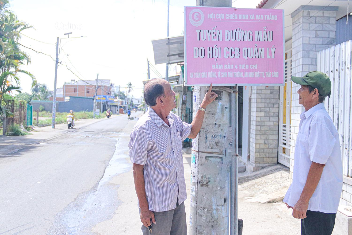 Ông Lê Bạch Tùng Linh (bên trái) tuyên truyền hội viên thực hiện hiệu quả các mô hình của cựu chiến binh.