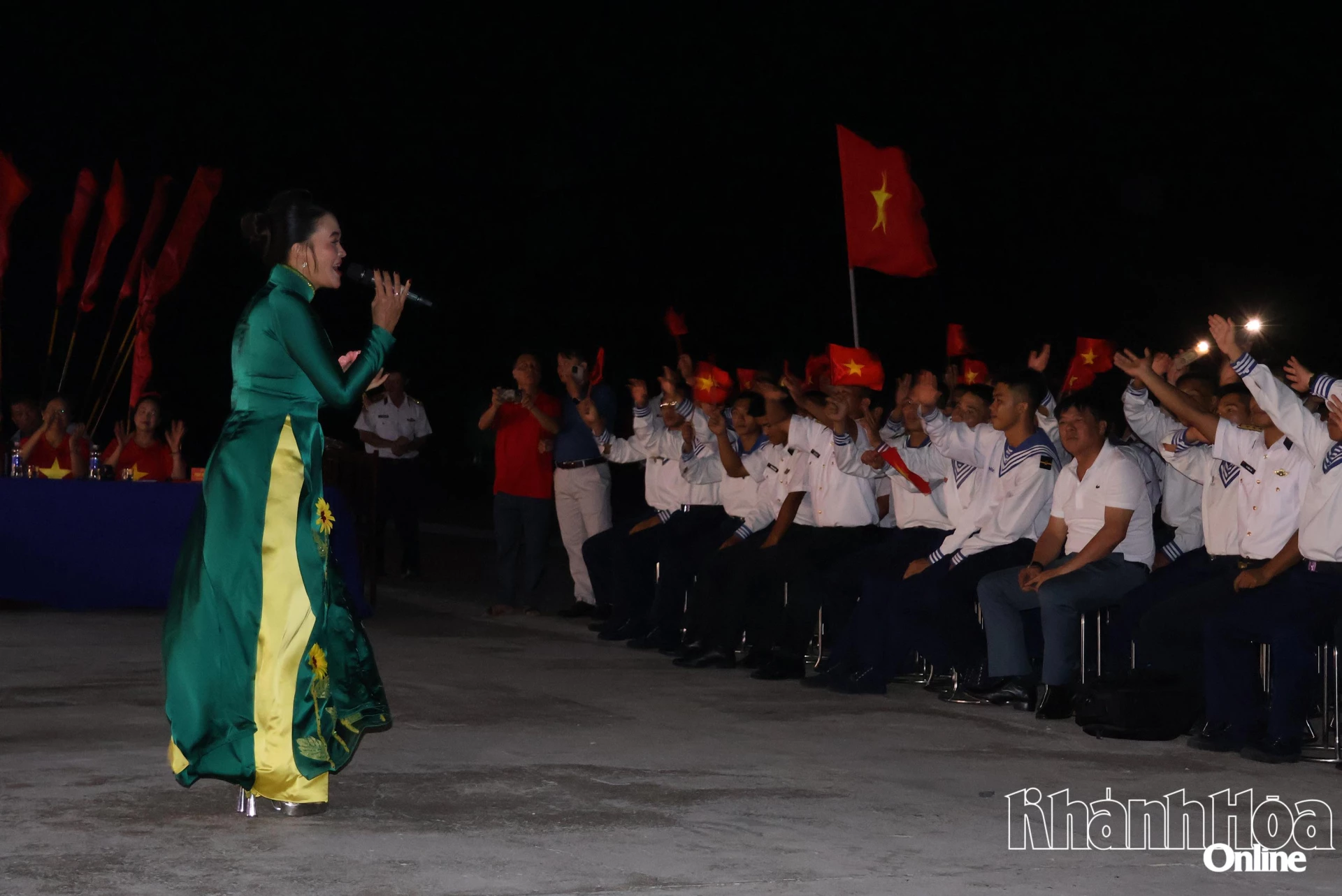 Ca sĩ Nguyễn Hoài Thương hát và giao lưu cùng các chiến sĩ tại đảo Trường Sa.