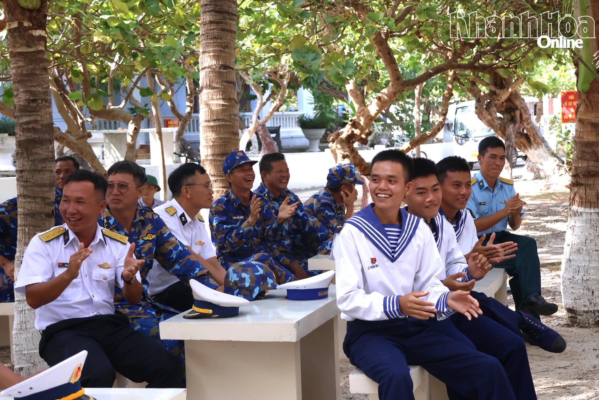 Niềm vui của các chiến sĩ tại đảo Song Tử Tây khi xem văn nghệ.