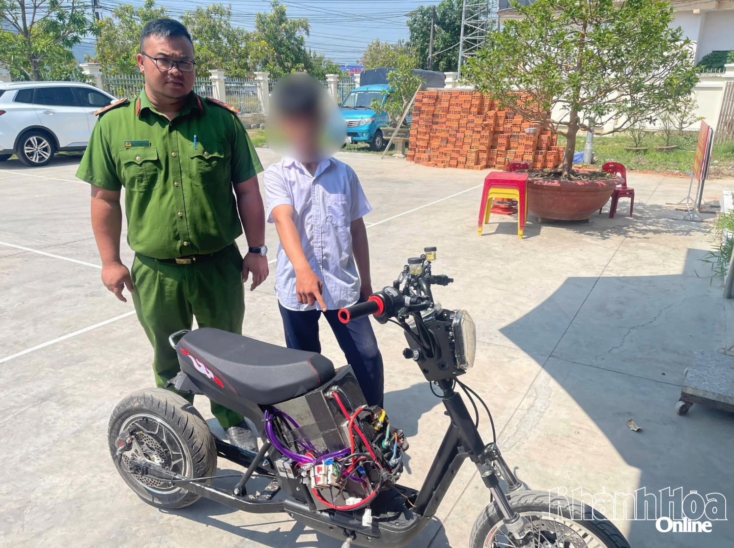 Polis komune Dien Lac memanggil pelajar yang sedang menunggang basikal elektrik yang diubah suai untuk disoal siasat.