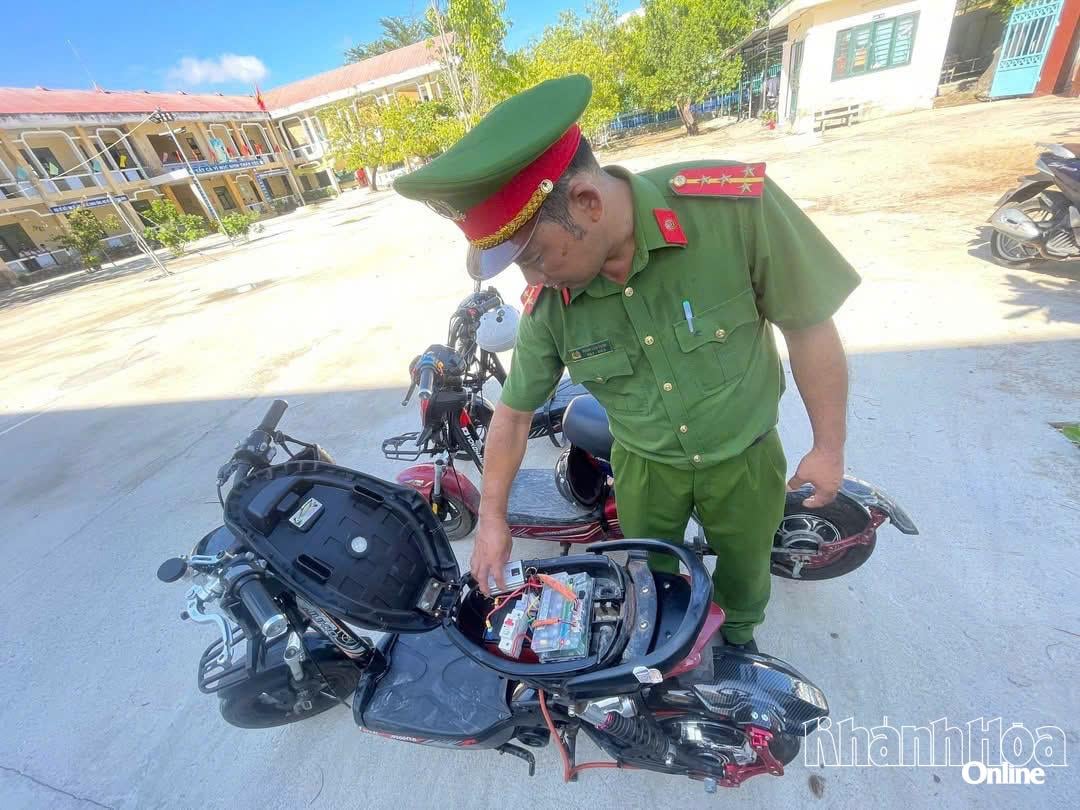 Polis wad Ninh Chử menemui sebuah basikal elektrik yang dilengkapi dengan motor untuk menukar kelajuannya.