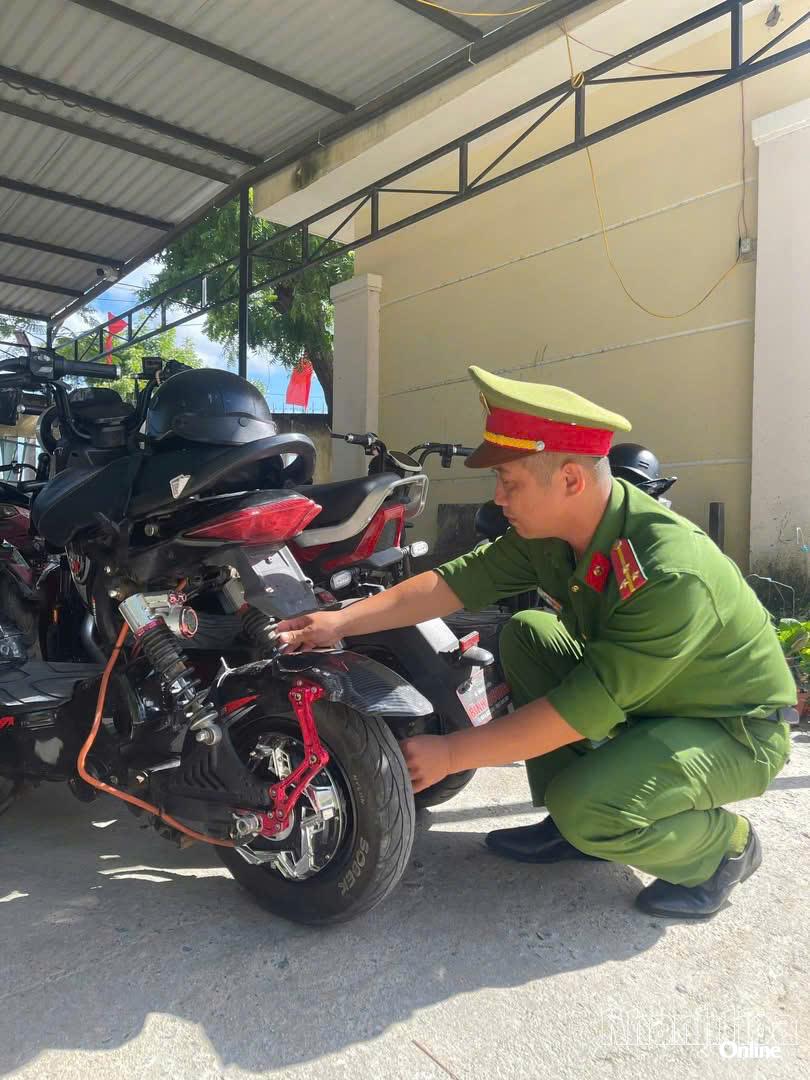Polis di wad Ninh Chử memeriksa kenderaan elektrik yang diubah suai di sebuah sekolah di wad tersebut.
