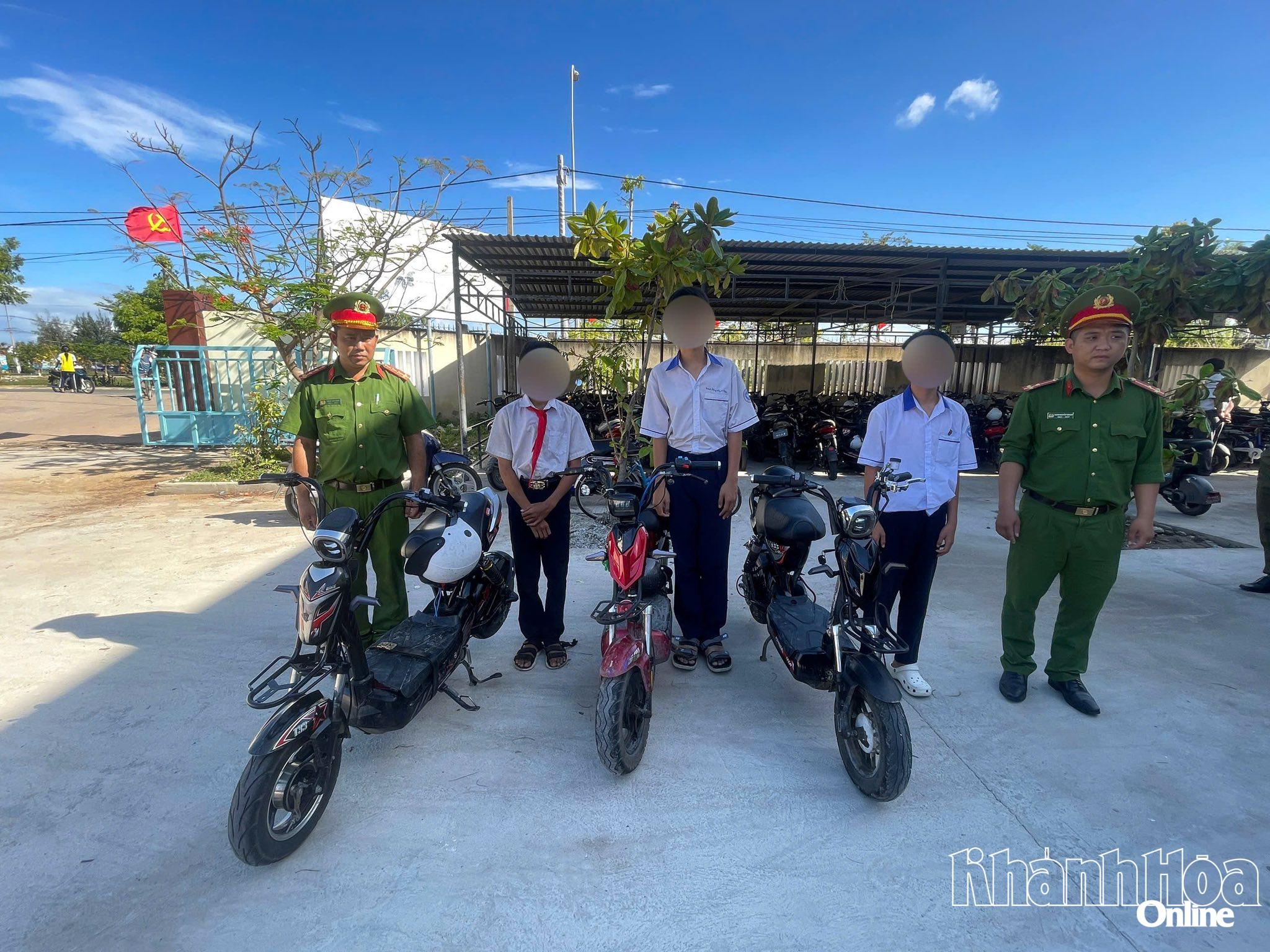 Polis Wad Ninh Chử meminta para pelajar menanggalkan peranti yang diubah suai daripada basikal elektrik mereka.
