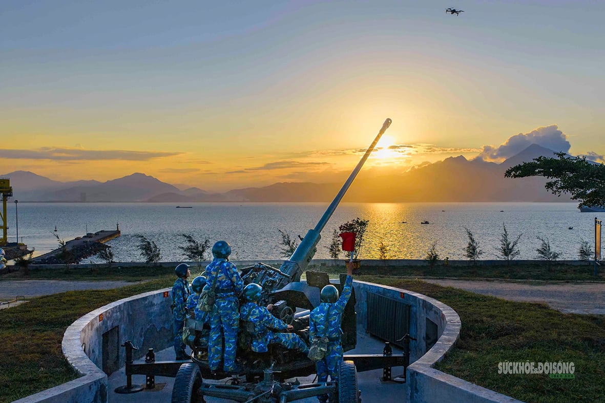 Entrenamiento para 'cazar drones' en la cima del monte Son Tra - Foto 1. Huấn luyện 'săn UAV' trên đỉnh Sơn Trà- Ảnh 1.