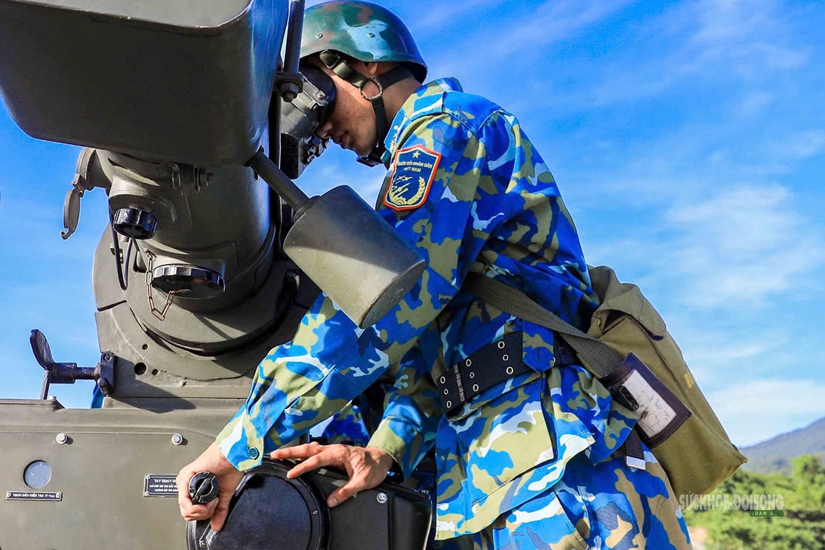 Entrenamiento para 'cazar drones' en la cima del monte Son Tra - Foto 3. Huấn luyện 'săn UAV' trên đỉnh Sơn Trà- Ảnh 3.