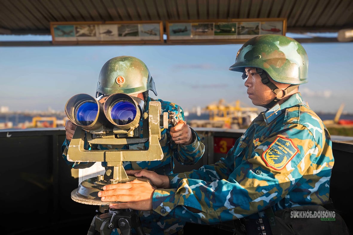 Entrenamiento para 'cazar drones' en la cima del monte Son Tra - Foto 4. Huấn luyện 'săn UAV' trên đỉnh Sơn Trà- Ảnh 4.