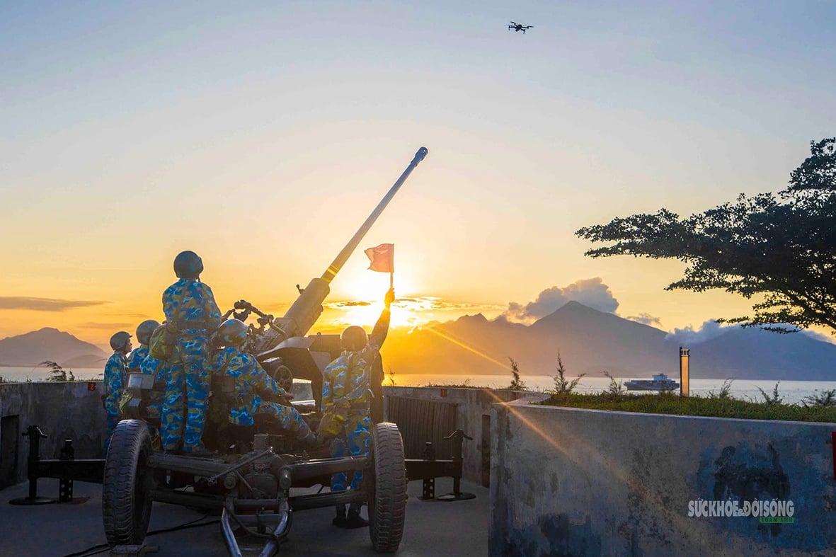 Entrenamiento para 'cazar drones' en la cima del monte Son Tra - Foto 8. Huấn luyện 'săn UAV' trên đỉnh Sơn Trà- Ảnh 8.
