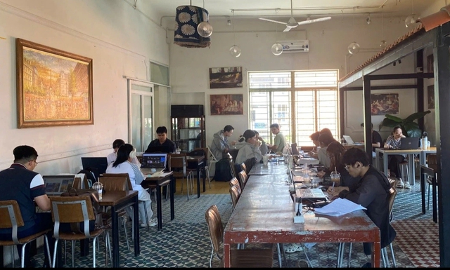 'Biến' quán cà phê thành... văn phòng di động: Đừng quá lạm dụng - Ảnh 1.