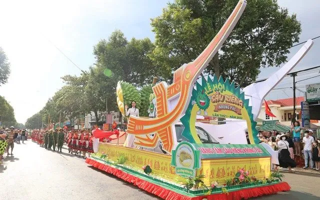 Zahlreiche Aktivitäten lockten Touristen zum ersten Durian-Festival. Nhiều hoạt động thu hút du khách tại Lễ hội sầu riêng lẩn thứ nhất.