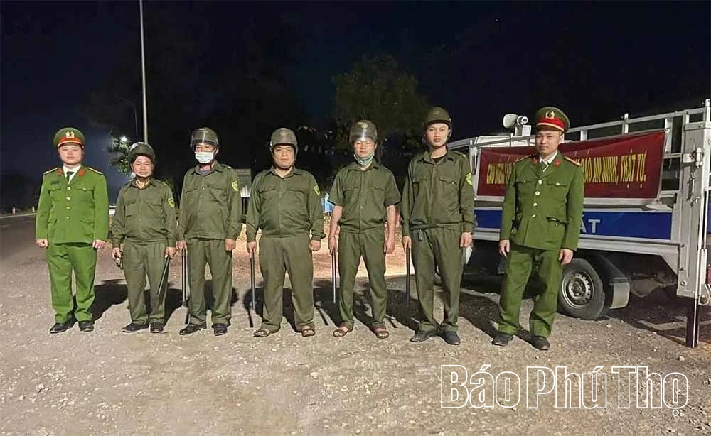 까오즈엉 면 경찰은 보안과 질서 유지를 위해 해당 지역에 배치되어 있습니다.