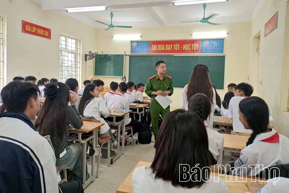 까오즈엉 면 경찰은 보안과 질서 유지를 위해 해당 지역에 배치되어 있습니다.