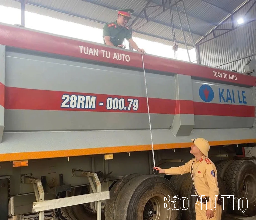 Siết chặt xe tải trọng lớn tại xã Lạc Sơn