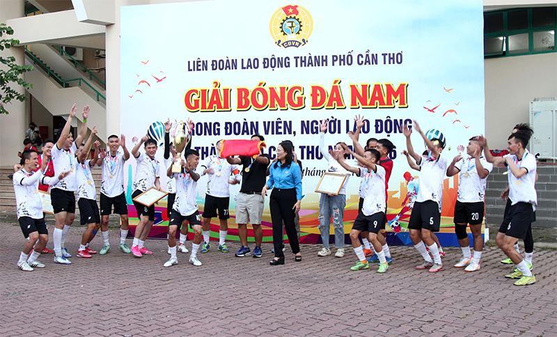 สนามเด็กเล่นที่เป็นประโยชน์สำหรับสมาชิกสหภาพแรงงานและคนงาน