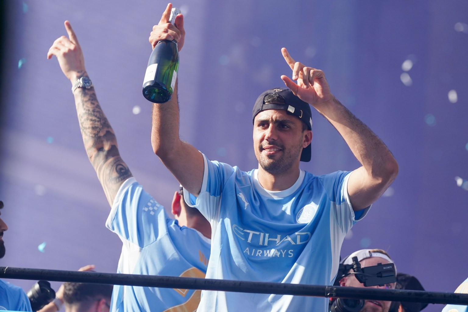 www_thesun_co_uk Hráči Manchesteru City oslavují 1083837780 (1).jpg