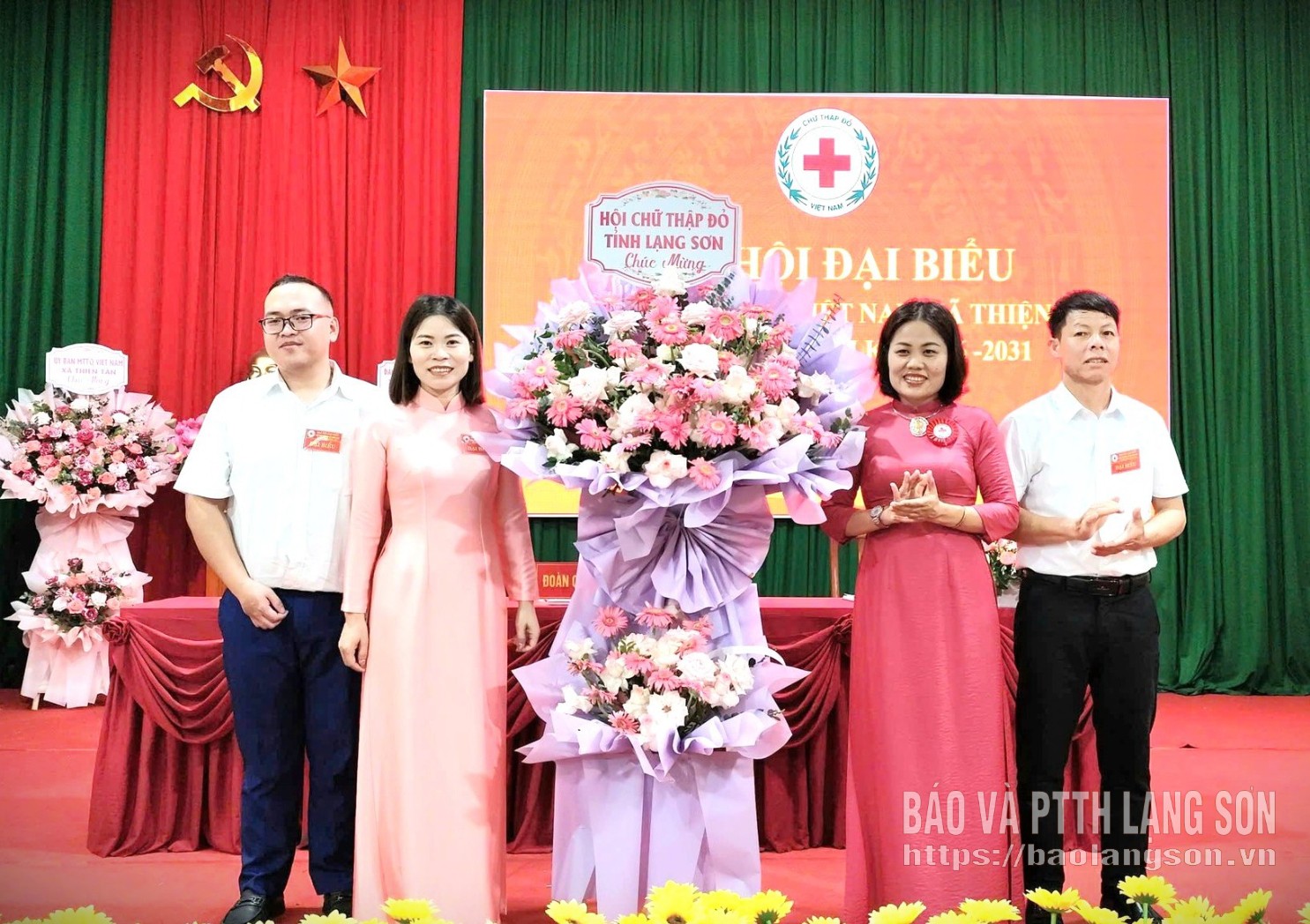 Para pemimpin Palang Merah Provinsi memberikan karangan bunga untuk mengucapkan selamat kepada Komite Eksekutif Palang Merah Komune Yen Phuc atas periode 2026-2031.