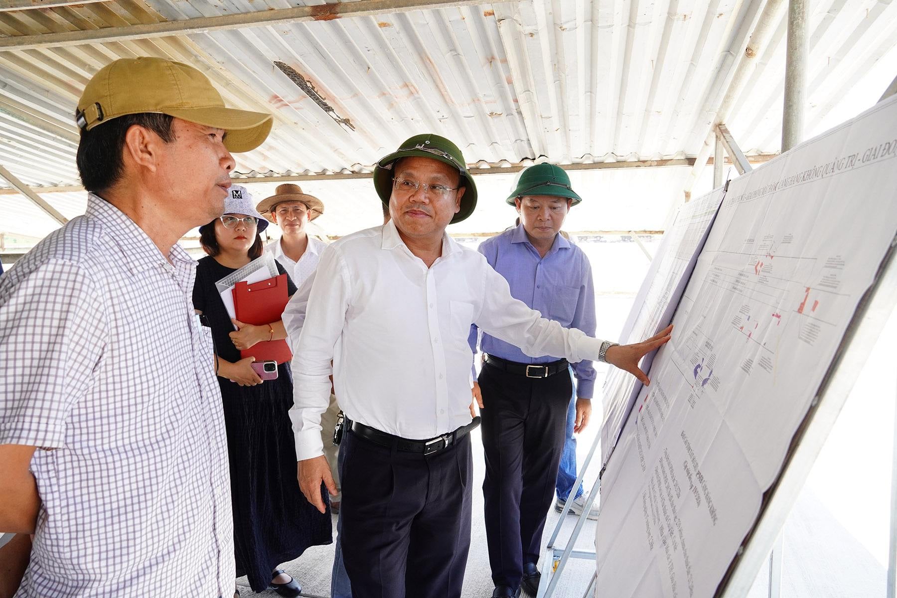 Naib Pengerusi Jawatankuasa Rakyat Wilayah Le Duc Tien memeriksa kemajuan Projek Lapangan Terbang Quang Tri.