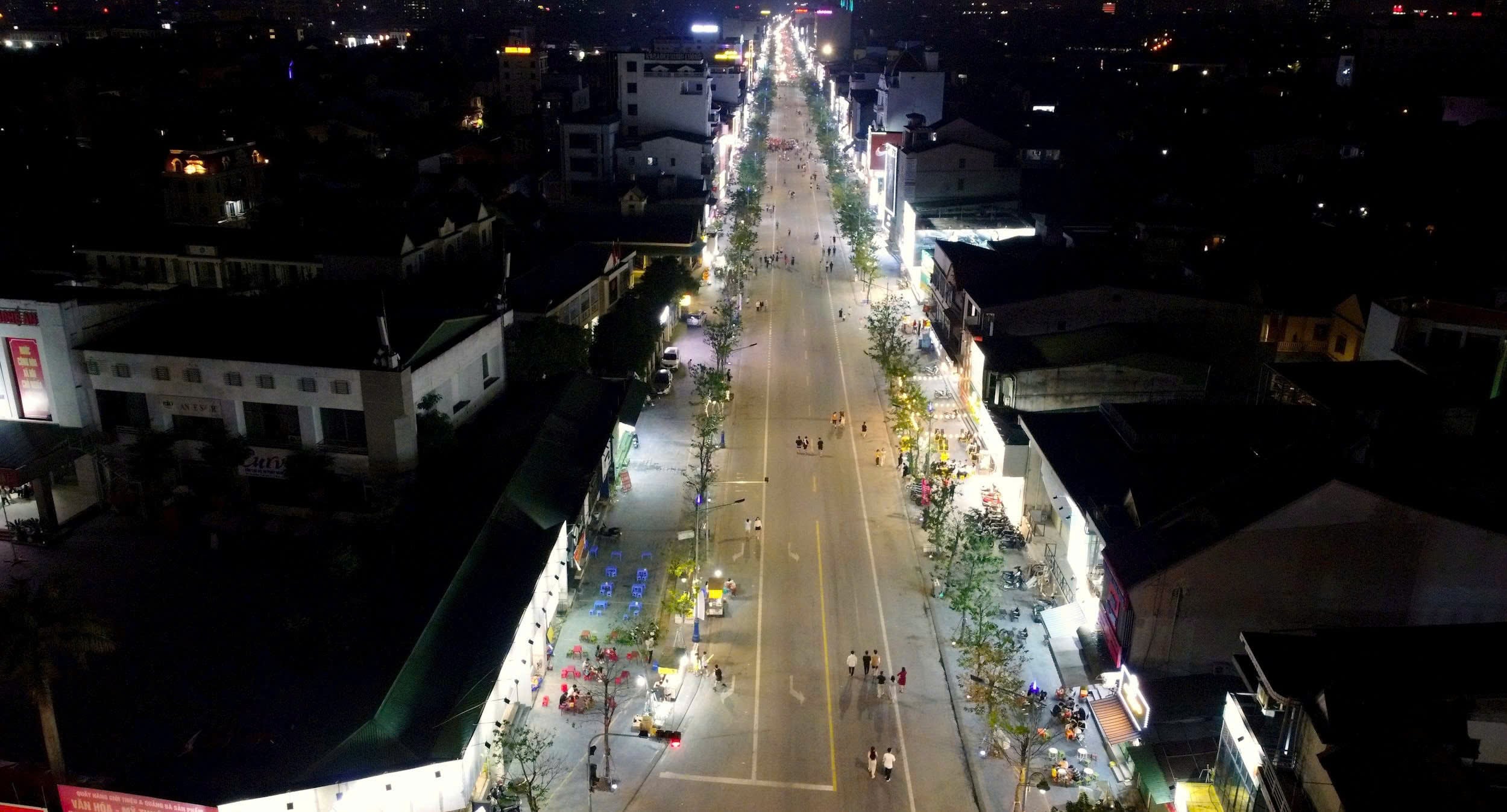 The bustling pedestrian street in Nghe An is in a state of 'clinical death' - Photo 1. Phố đi bộ sầm uất ở Nghệ An rơi cảnh 'chết lâm sàng' - Ảnh 1.