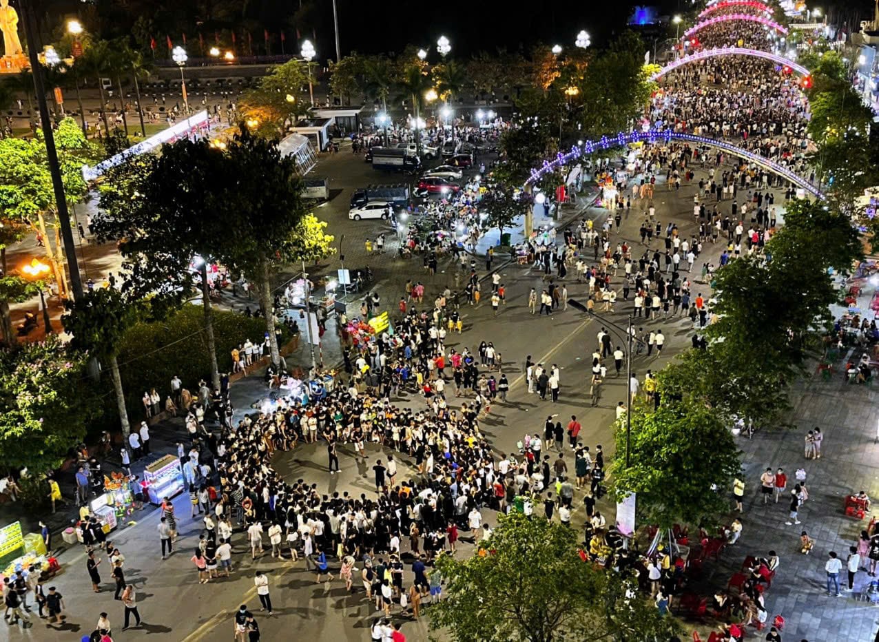 The bustling pedestrian street in Nghe An is in a state of 'clinical death' - Photo 2. Phố đi bộ sầm uất ở Nghệ An rơi cảnh 'chết lâm sàng' - Ảnh 2.