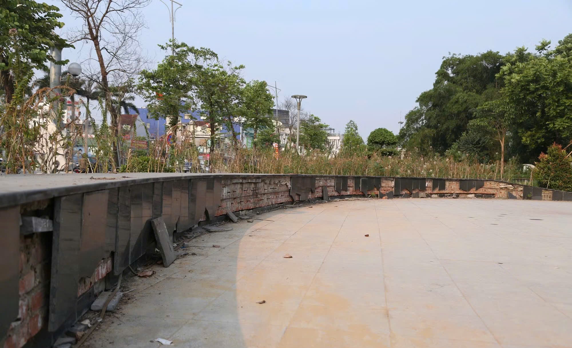 The bustling pedestrian street in Nghe An is in a state of 'clinical death' - Photo 3. Phố đi bộ sầm uất ở Nghệ An rơi cảnh 'chết lâm sàng' - Ảnh 3.