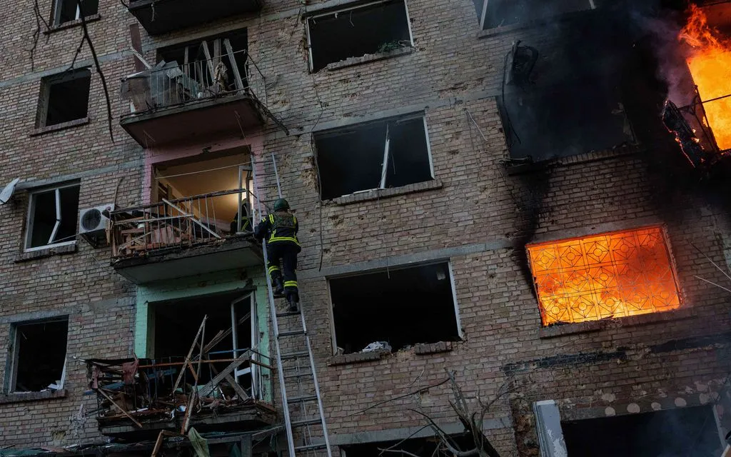 Záchranáři evakuují obyvatele z poškozené obytné budovy po ruském útoku v Kyjevě na Ukrajině 24. května 2026. (Foto: AP) Lực lượng cứu hộ sơ tán người dân khỏi tòa nhà dân cư bị hư hại sau cuộc tấn công của Nga tại Kiev, Ukraine, ngày 24/5/2026. (Ảnh: AP)