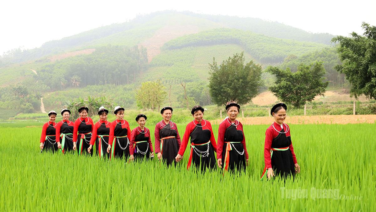 Cao Lan Köyü - Kültürel deneyim destinasyonu Trong sắc xanh của núi đồi và đồng ruộng, người dân Cao Lan trong trang phục truyền thống tạo nên nét đẹp bình yên, đậm bản sắc ở thôn Trại Xoan.