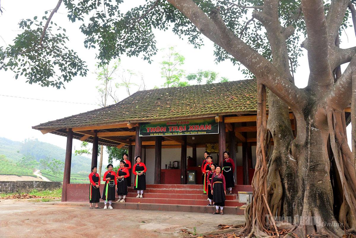 Cao Lan Köyü - Kültürel deneyim destinasyonu Những làn điệu Sình ca vang lên tại Đình làng Trại Xoan không chỉ góp phần gìn giữ bản sắc văn hóa dân tộc Cao Lan mà còn trở thành điểm nhấn thu hút du khách.