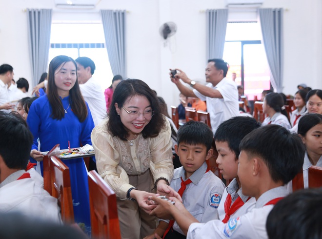Trẻ em cần được bảo vệ cả ngoài đời thực lẫn trên không gian mạng- Ảnh 2.
