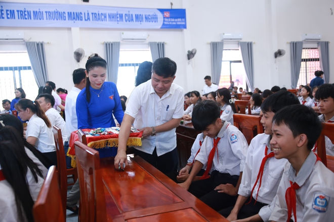 Trẻ em cần được bảo vệ cả ngoài đời thực lẫn trên không gian mạng- Ảnh 3.