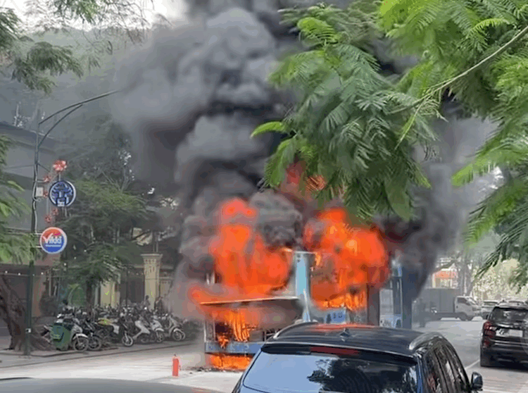 Cháy xe buýt Hà Nội: Nguyên nhân vụ cháy lớn giữa phố Lý Thường Kiệt - Ảnh 1.
