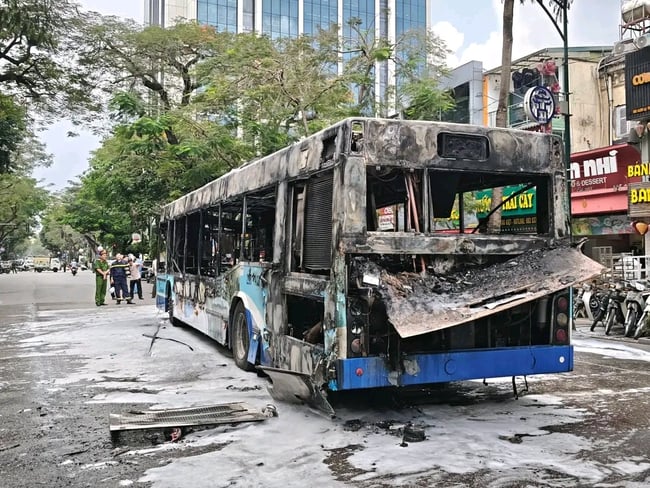 Xe buýt bốc cháy dữ dội giữa trung tâm Hà Nội - Ảnh 1.