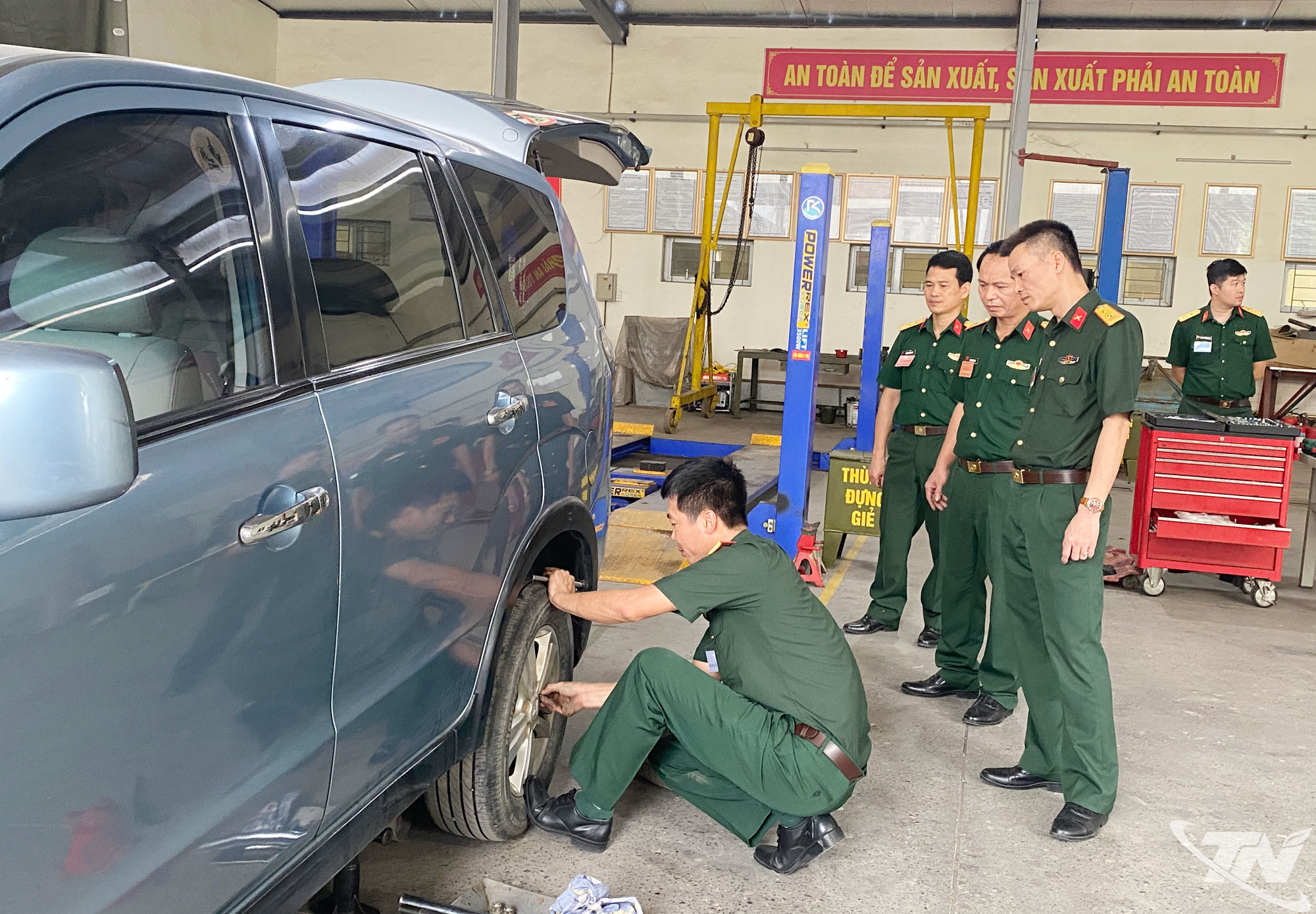ກວດສອບລະດັບນໍ້າມັນເຊື້ອໄຟ ແລະ ເຄື່ອງຈັກກ່ອນປະຕິບັດໜ້າທີ່ຢູ່ກອງບັນຊາການທະຫານແຂວງທາຍງວຽນ.